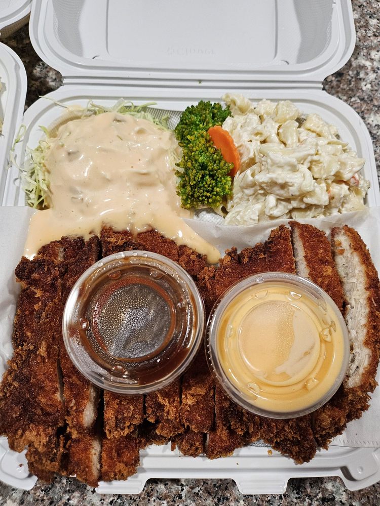 Chicken katsu plate with salad and mac salad at Burnin' Grill